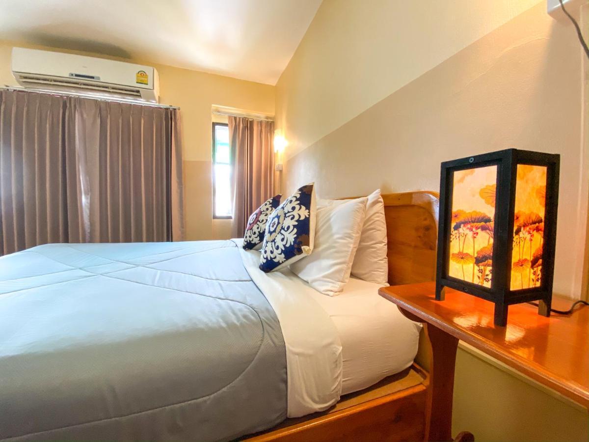 Funky Monkey Cnx - Guesthouse Chiang Mai Bagian luar foto