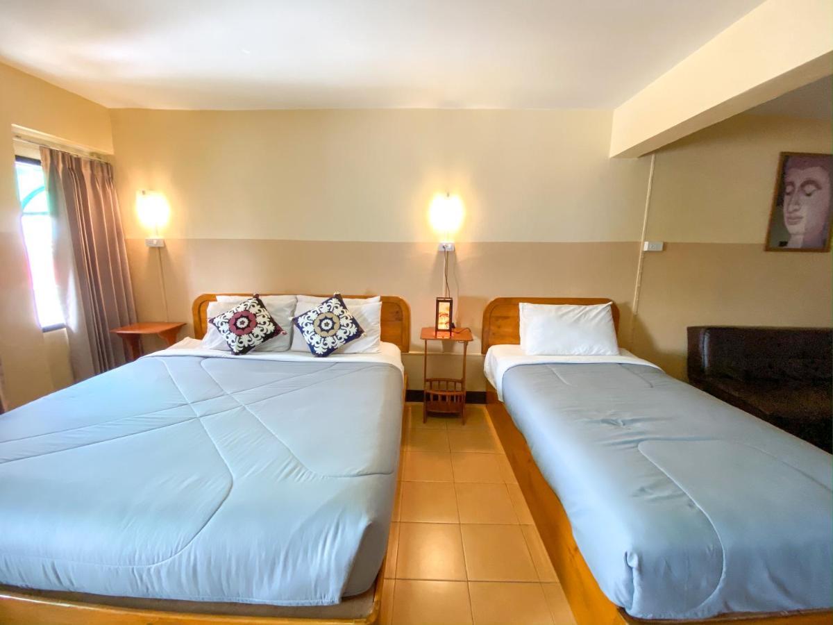 Funky Monkey Cnx - Guesthouse Chiang Mai Bagian luar foto