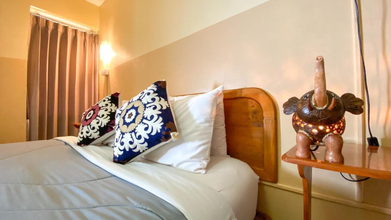 Funky Monkey Cnx - Guesthouse Chiang Mai Bagian luar foto