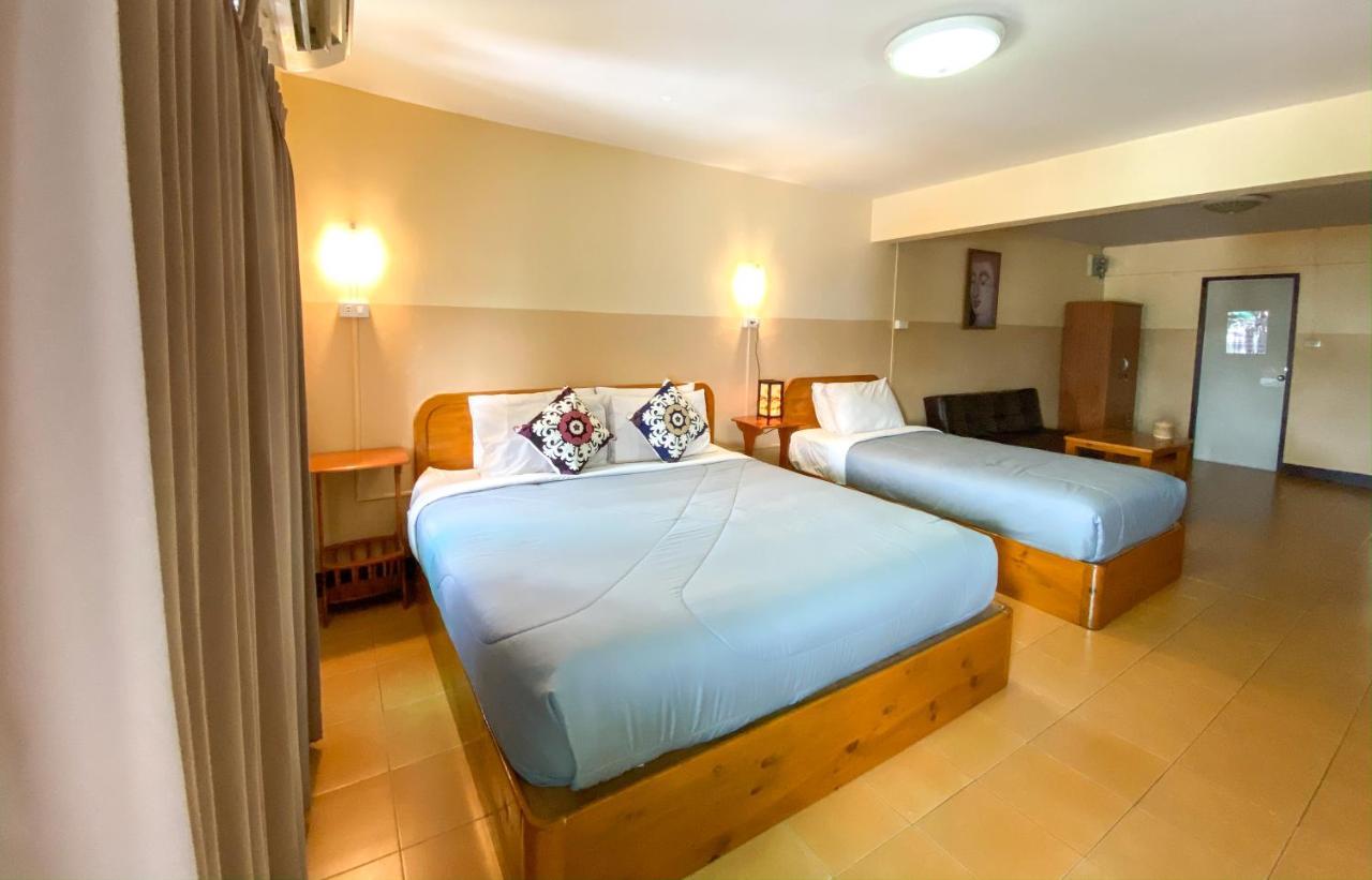 Funky Monkey Cnx - Guesthouse Chiang Mai Bagian luar foto