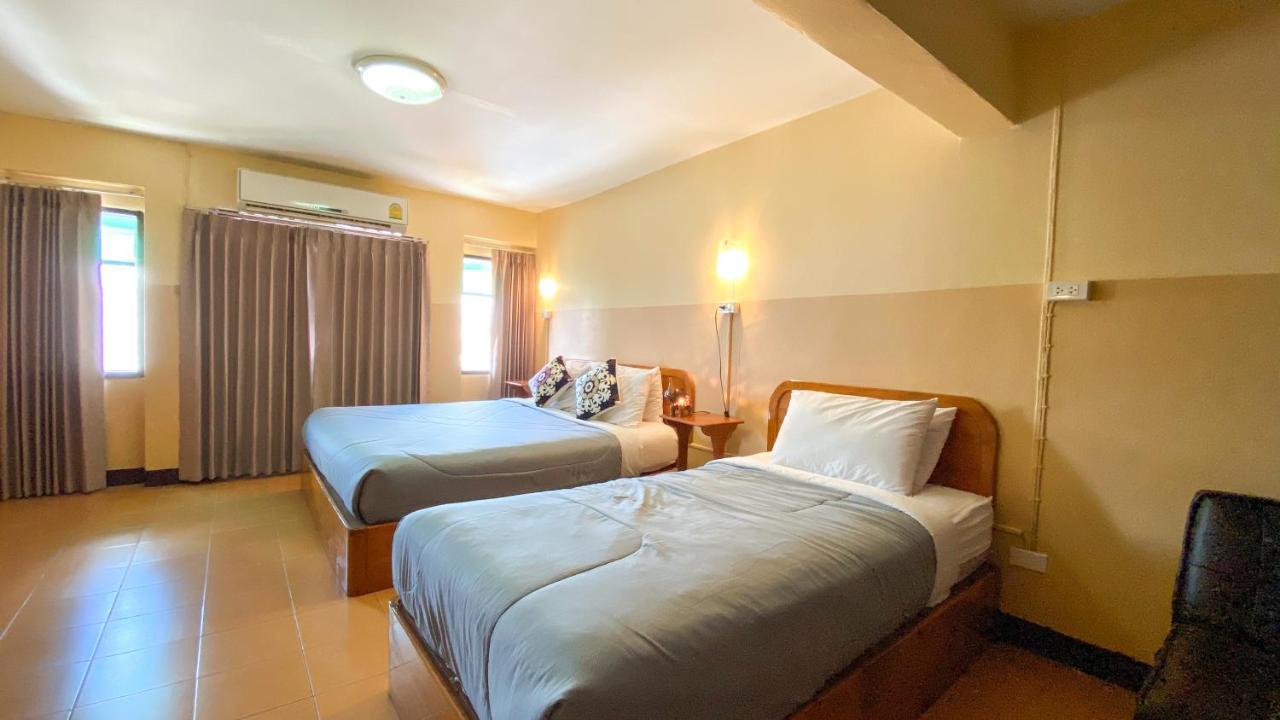 Funky Monkey Cnx - Guesthouse Chiang Mai Bagian luar foto