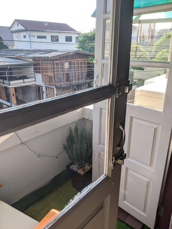 Funky Monkey Cnx - Guesthouse Chiang Mai Bagian luar foto
