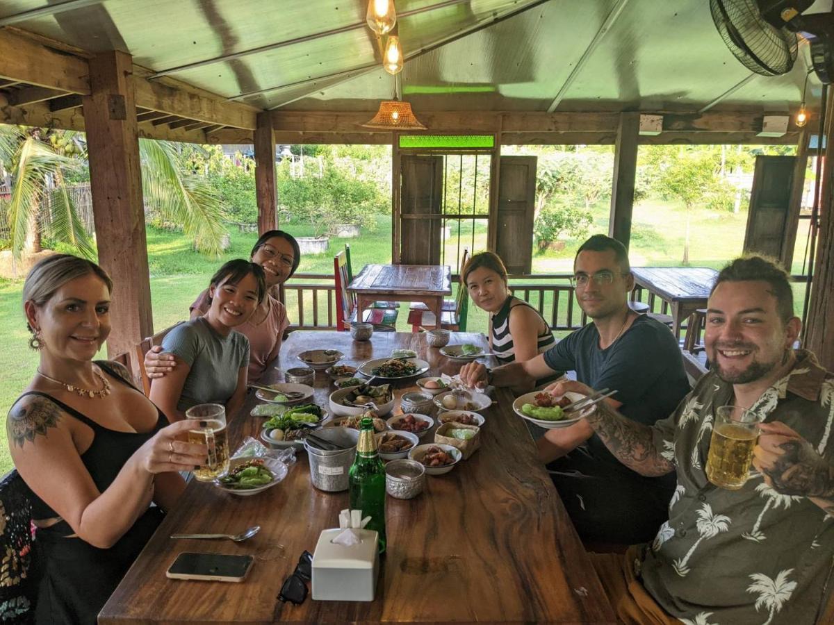 Funky Monkey Cnx - Guesthouse Chiang Mai Bagian luar foto