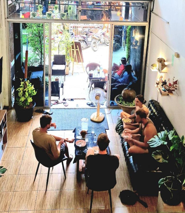 Funky Monkey Cnx - Guesthouse Chiang Mai Bagian luar foto